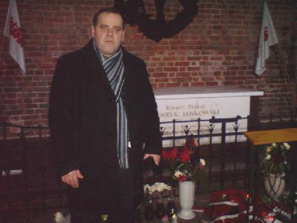 Wizyta na grobie Tomasz Bracka przy grobie kapelana solidarności Henryka Jankowskiego zniszczonego przez III RP.