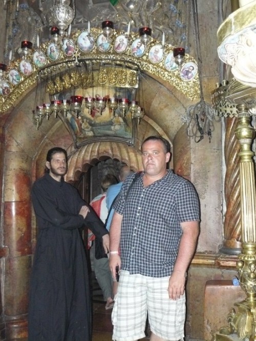 Tomasz Bracka w miejscu zmartwychwstania Jezusa Chrystusa w Jerusalem - Izrael