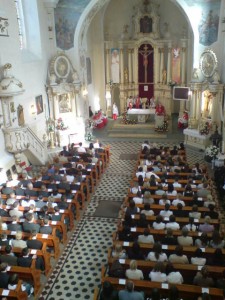 Ks. Arcybiskup Kazański Tomasz Peta udzielił dziś w więcborskiej świątyni sakramentu bierzmowania więcborskiej młodzieży 