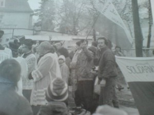 Demonstracja Solidarności na ulicach Więcborka w czasach komunizmu zorganizowana przez Tomasza Bracka w 1988r.