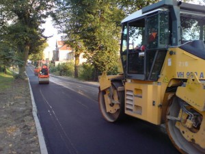 Drogowcy wylewają nowy asfalt na Al. 600-lecia w Więcborku