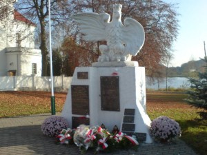 Składanie kwiatów przy tablicy Katyńskiej na pomniku Orła Białego w Więcborku 11.11.2011r.