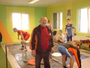 Mistrz Świata i trener Henryk Dueskau w siłowni w lasku miejskim w Więcborku. foto Tomasz Bracka 