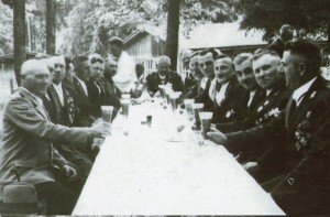 Prezes Jan Bracka i Jerzy Waldorff z braćmi w Więcborku