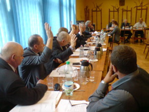 Głosowanie radnych na dzisiejszej sesji przeciw sprzedaży więcborskiego ośrodka zdrowia. foto Tomasz Bracka 