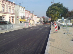 Nowy asfalt na więcborskim Rynku. foto Tomasz Bracka 