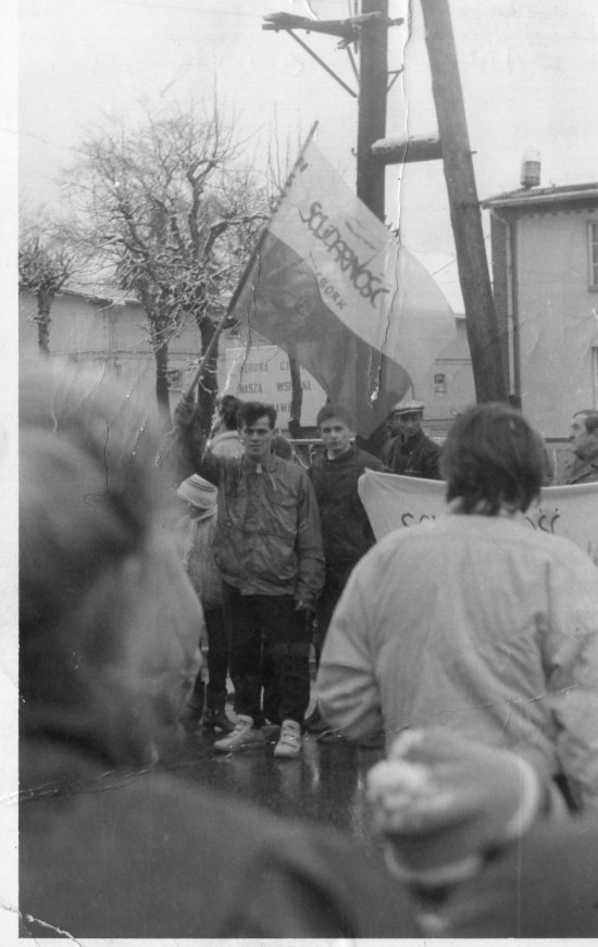 Demonstracja Solidarności w obronie wolności i praw człowieka na ulicach Więcborka w czasach komunizmu zorganizowana przez Tomasza Bracka w 1988 r. N zdjęciu z flagą Solidarności Tomasz Bracka działacz opozycji antykomunistycznej Solidarności, Federacji Młodzieży Walczącej i WiP.