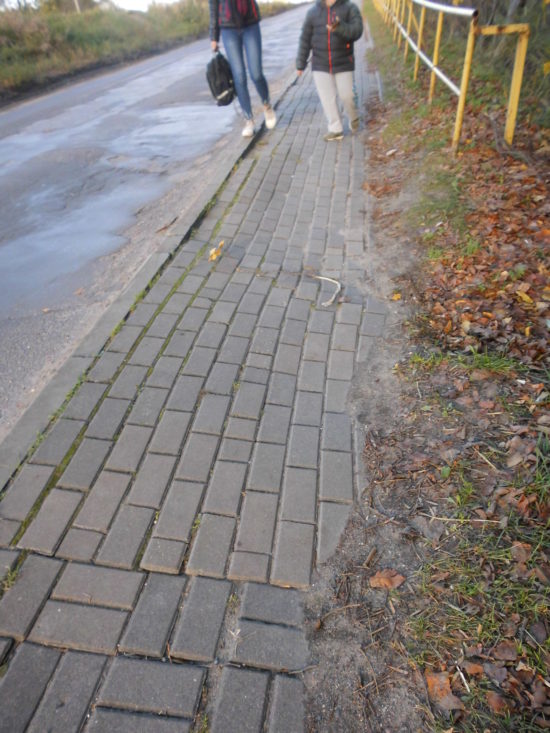  Ulica Dworcowa droga kategorii gminnej gminy Więcbork nr drogi 020706C od 15 lat zagraża zdrowiu i życiu pieszych i kierowców i powinna zostać zamknięta natychmiast brak tam też przejść dla pieszych - foto Tomasz Roman Bracka