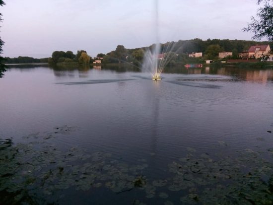Molo z fontanną na jeziorze więcborskim przy Promenadzie w Więcborku wybudowane - foto Tomasz Roman Bracka