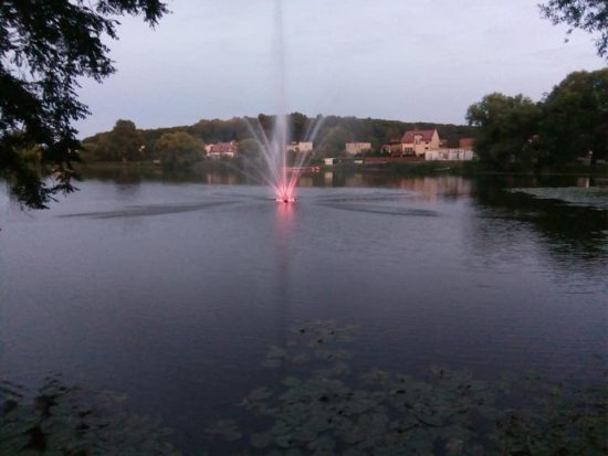 Molo z fontanną na jeziorze więcborskim przy Promenadzie w Więcborku wybudowane - foto Tomasz Roman Bracka