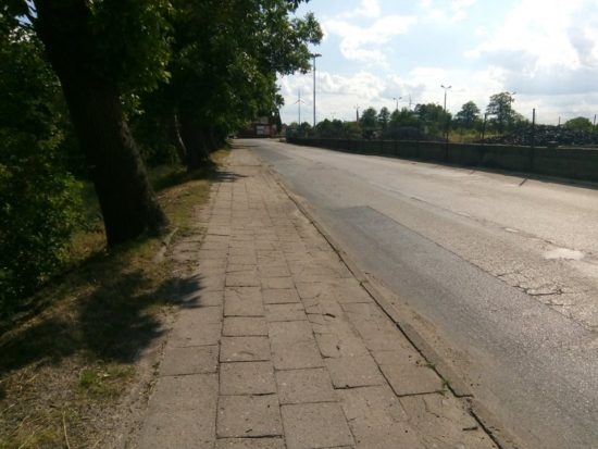 Zdewastowana ulica Dworcowa droga kategorii gminnej od zawsze zostanie przebudowana w 2019 r. - foto Tomasz Roman Bracka