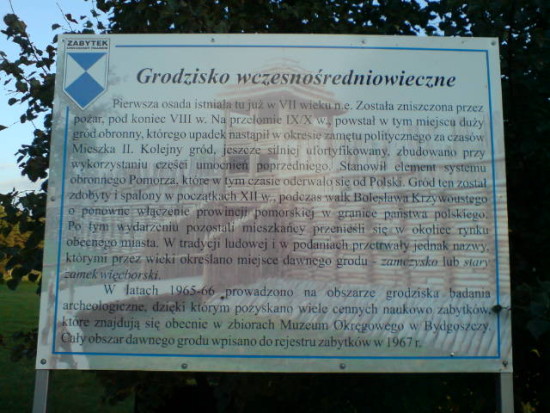 Zdewastowana tablica w miejscu Grodu Więcborskiego z VII w. - foto Tomasz Roman Bracka