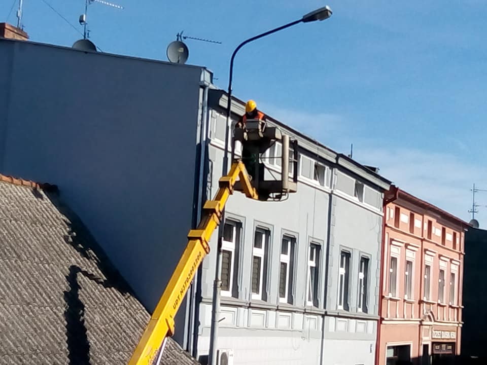 Trwa wywalczony przeze mnie w Eneii remont i malowanie skorodowanych latarni na ul. Hallera w Więcborku - foto Tomasz Roman 