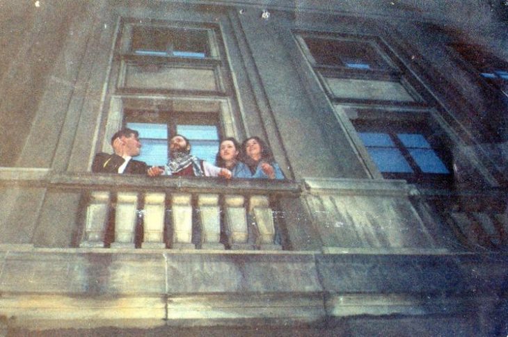 Na zdjęciu 29 lat temu na balkonie bydgoskiej filharmonii z lewej strony zdjęcia to właśnie ja Tomasz Roman Bracka i Ryszard Riedel po koncercie zespołu Dżem w filharmonii pomorskiej w Bydgoszczy 20 kwietnia 1991 r. mojej produkcji artystycznej - pozdrawiam Tomasz Roman Bracka