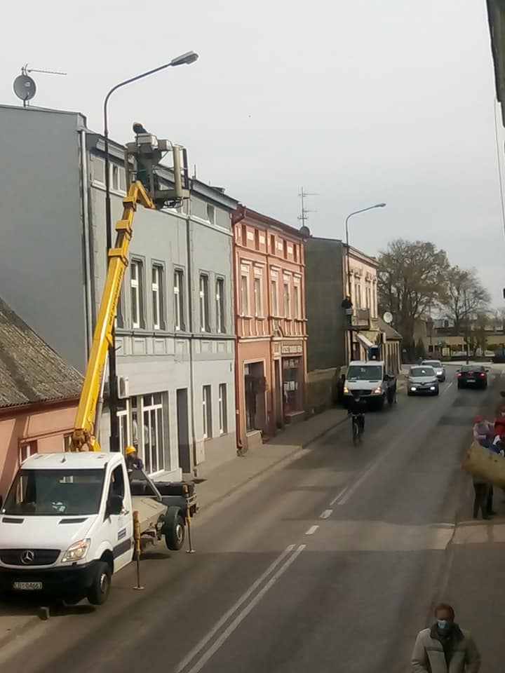 Trwa wywalczony przeze mnie w Eneii remont i malowanie skorodowanych latarni na ul. Hallera w Więcborku - foto Tomasz Roman Bracka 