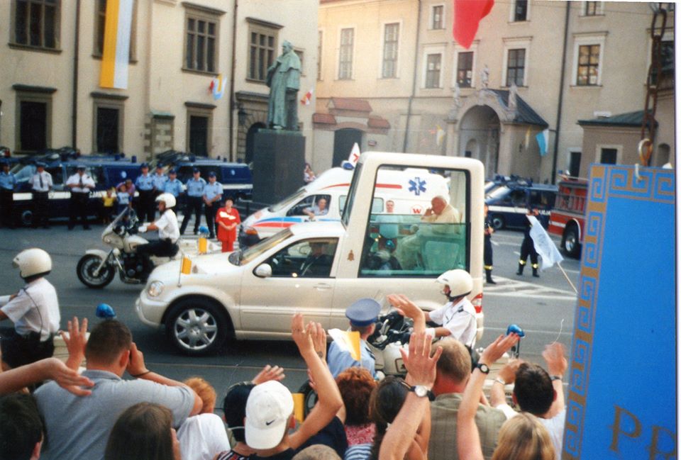 Na zdjęciu moje spotkanie z Świętym Janem Pawłem II w Krakowie 18. 08. 2002 r. po przyjęciu z moich rąk 23 marca 2002 r. honorowego obywatelstwa Więcborka. Tomasz Roman Bracka
