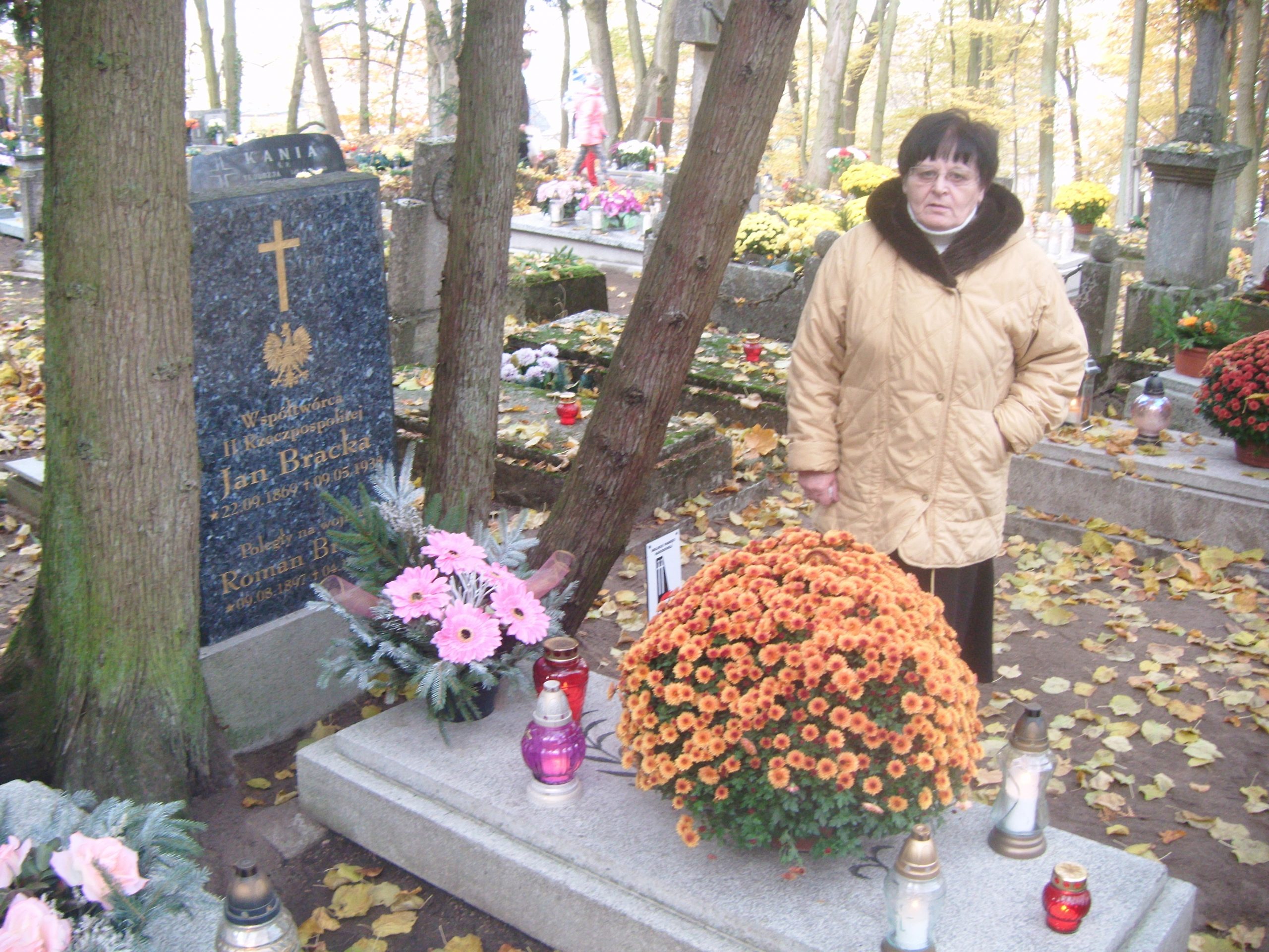 Wnuczka Renata Bracka przy grobie dziadka Jan Bracka Współtwórcy II RP - foto syn Tomasz Roman Bracka