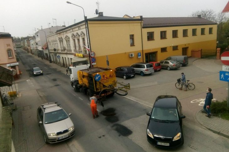Po mojej skutecznej interwencji w ZDW Bydgoszcz trwa naprawa zdewastowanych ulic Gen.J. Hallera i Wyzwolenia na DW 241 w Więcborku, gdzie już niebawem pojawi się nowy asfalt z chodnikami i rurami gazu ziemnego - foto Tomasz Roman Bracka