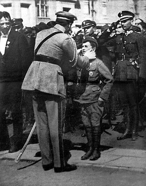 Tadeusz Jeziorowski miał 11 lat, gdy został bohaterem walk z bolszewikami❗️W uznaniu jego zasług Marszałek Józef Piłsudski, podczas swojego pobytu w Płocku 10 kwietnia 1921 roku, odznaczył chłopca Krzyżem Walecznych! Tadzio Jeziorowski Jest najmłodszym w historii kawalerem tego odznaczenia – ustanowionego w toku wojny polsko-bolszewickiej (11 sierpnia 1920 roku) „celem nagrodzenia czynów męstwa i odwagi, wykazanych w boju”.