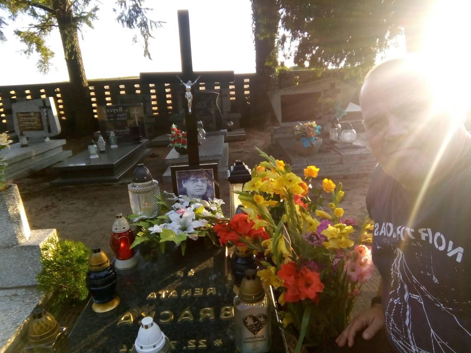 Dziś 11 sierpnia 2021 r. mija pierwsza rocznica pogrzebu mojej ukochanej Mamy ś.p. Renaty BRACKA, która spoczęła na cmentarzu komunalnym w Więcborku 11 sierpnia 2020 r. gdzie obecnie teraz się znajduję łączac siez  Mamą w modlitwie i wspomnieniu - syn  Tomasz Roman Bracka 