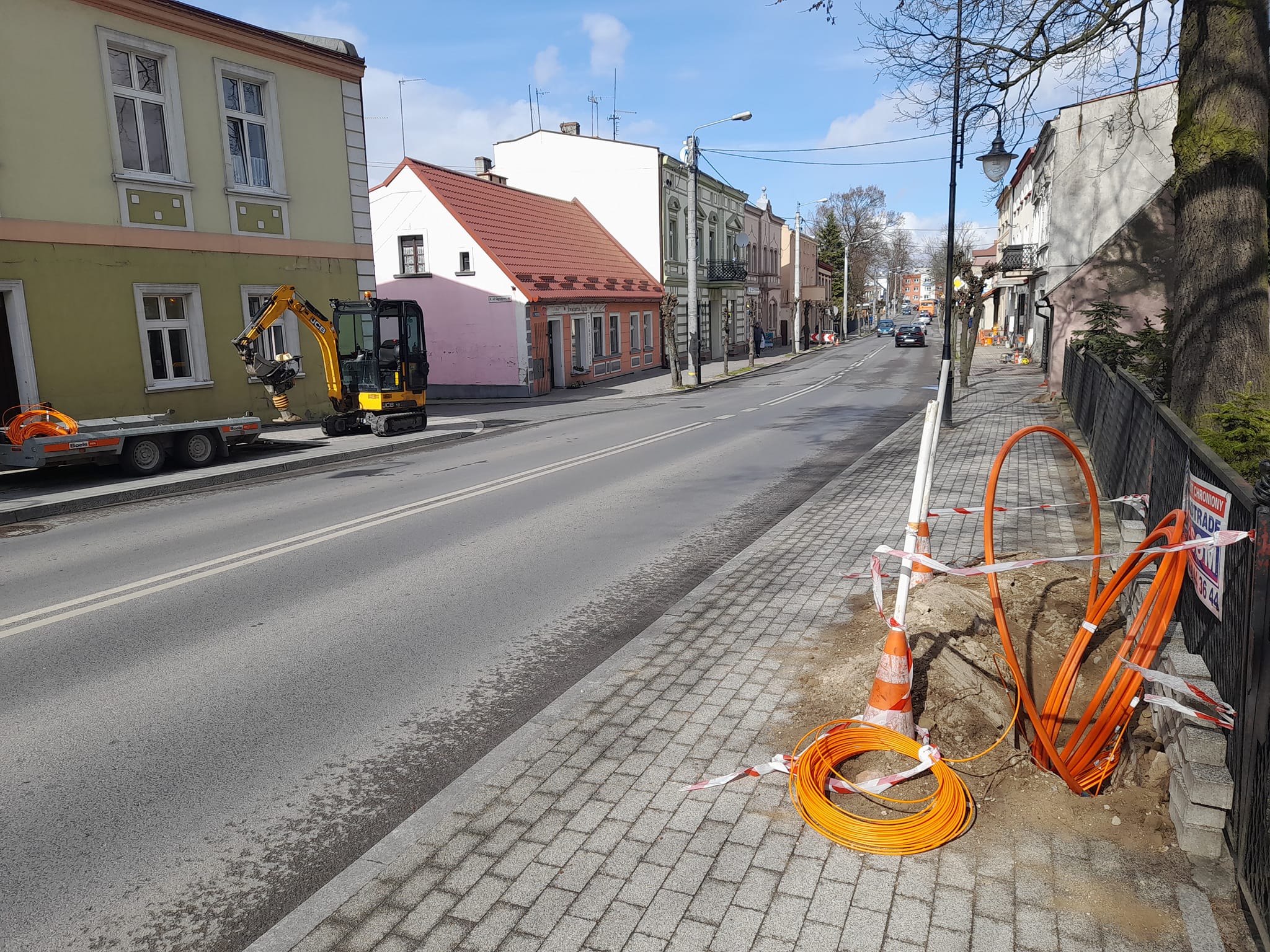 Trwa budowa ponad 100 kilometrów sieci światłowodowej z przyłączami do domów i firm w mieście i gminie Więcbork oraz budowa sieci LTE G4 - foto Tomasz Roman Bracka 