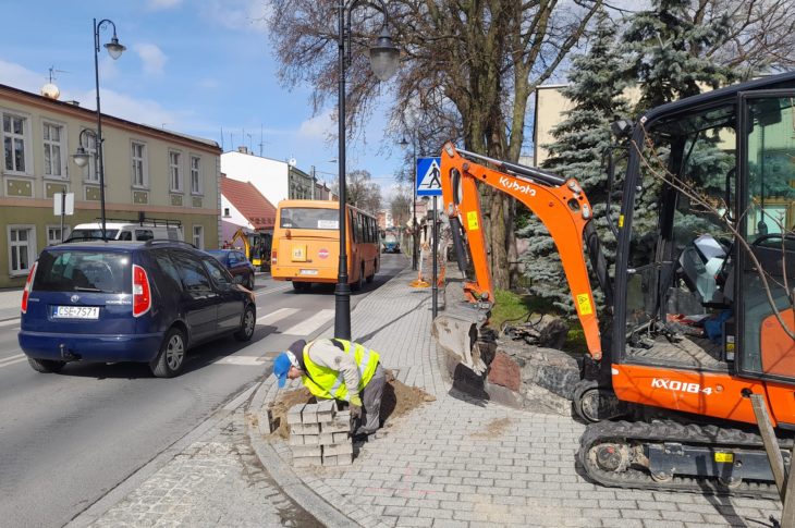 Trwa budowa ponad 100 kilometrów sieci światłowodowej z przyłączami do domów i firm w mieście i gminie Więcbork oraz budowa sieci LTE G4 - foto Tomasz Roman Bracka
