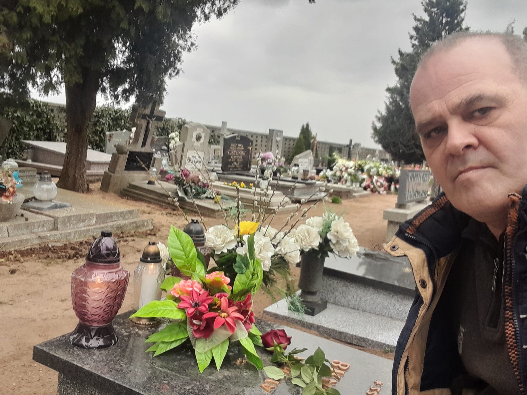 Dziś 7 kwietnia 21 miesięcznica przedwczesnej śmierci mojej ukochanej Mamy śp. Renaty Bracka do której przybyłem na Cmentarz w Więcborku. Tomasz Roman Bracka