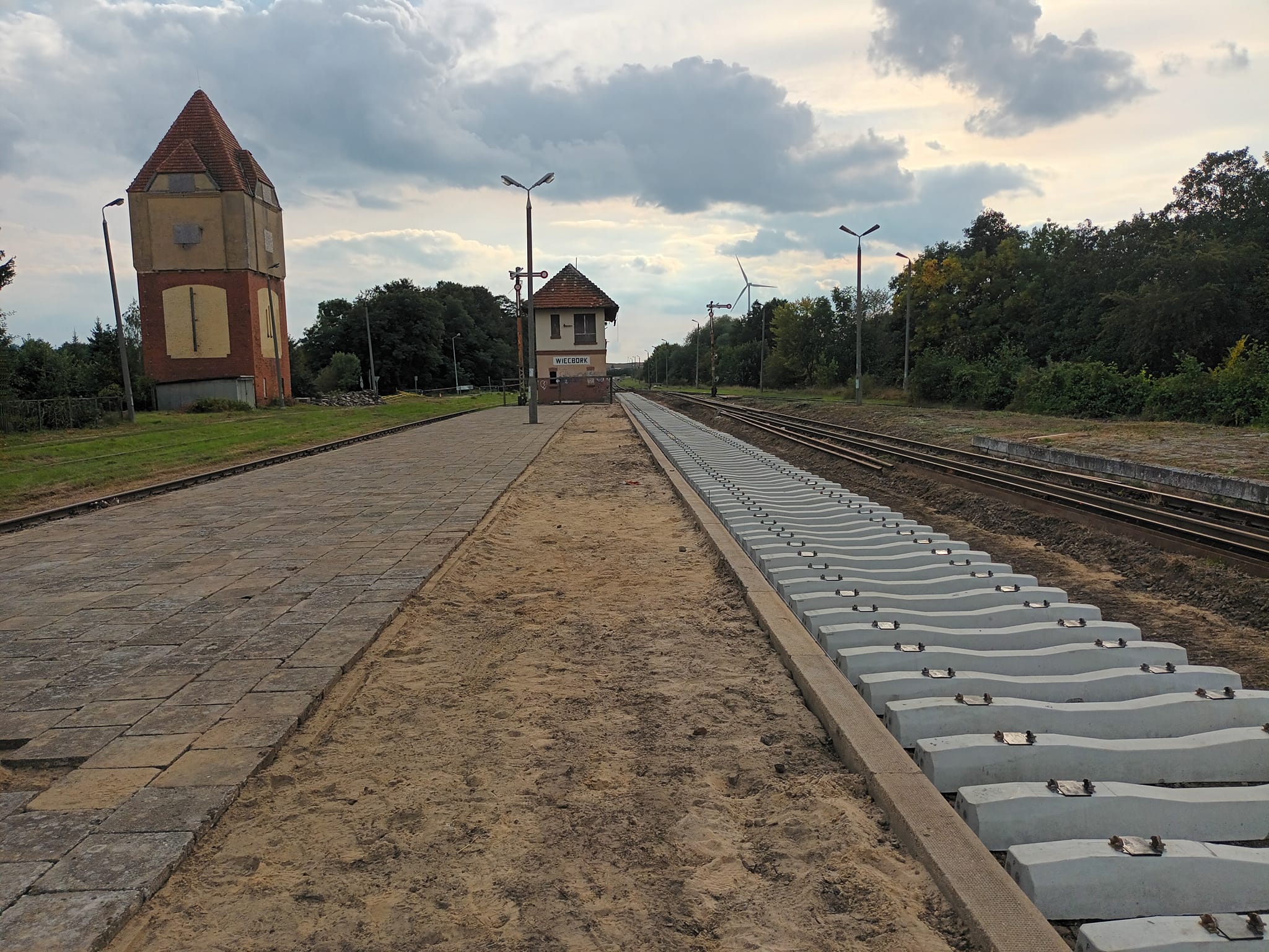 Trwa budowa nowej linii kolejowej nr 281 i stacji PKP Więcbork z peronami w celu wznowienia ruchu pasażerskiego PKP na całej LK 281 i na stacji PKP w Więcborku - foto Tomasz Roman Bracka