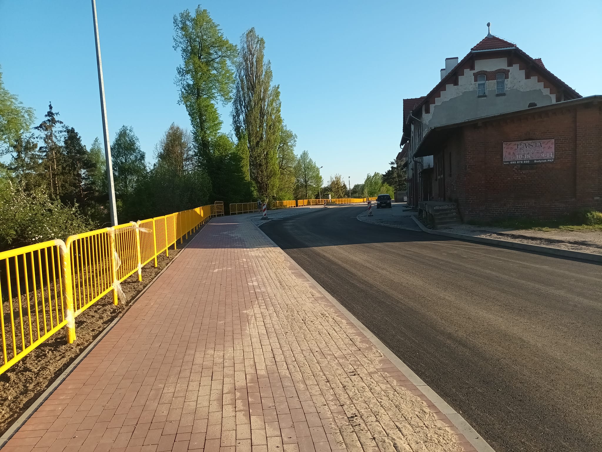 Dobiega końca przebudowa ulicy Dworcowej w Więcborku, obecnie wylewany jest nowy asfalt w trzech warstwach - Photo - Tomasz Roman Bracka 