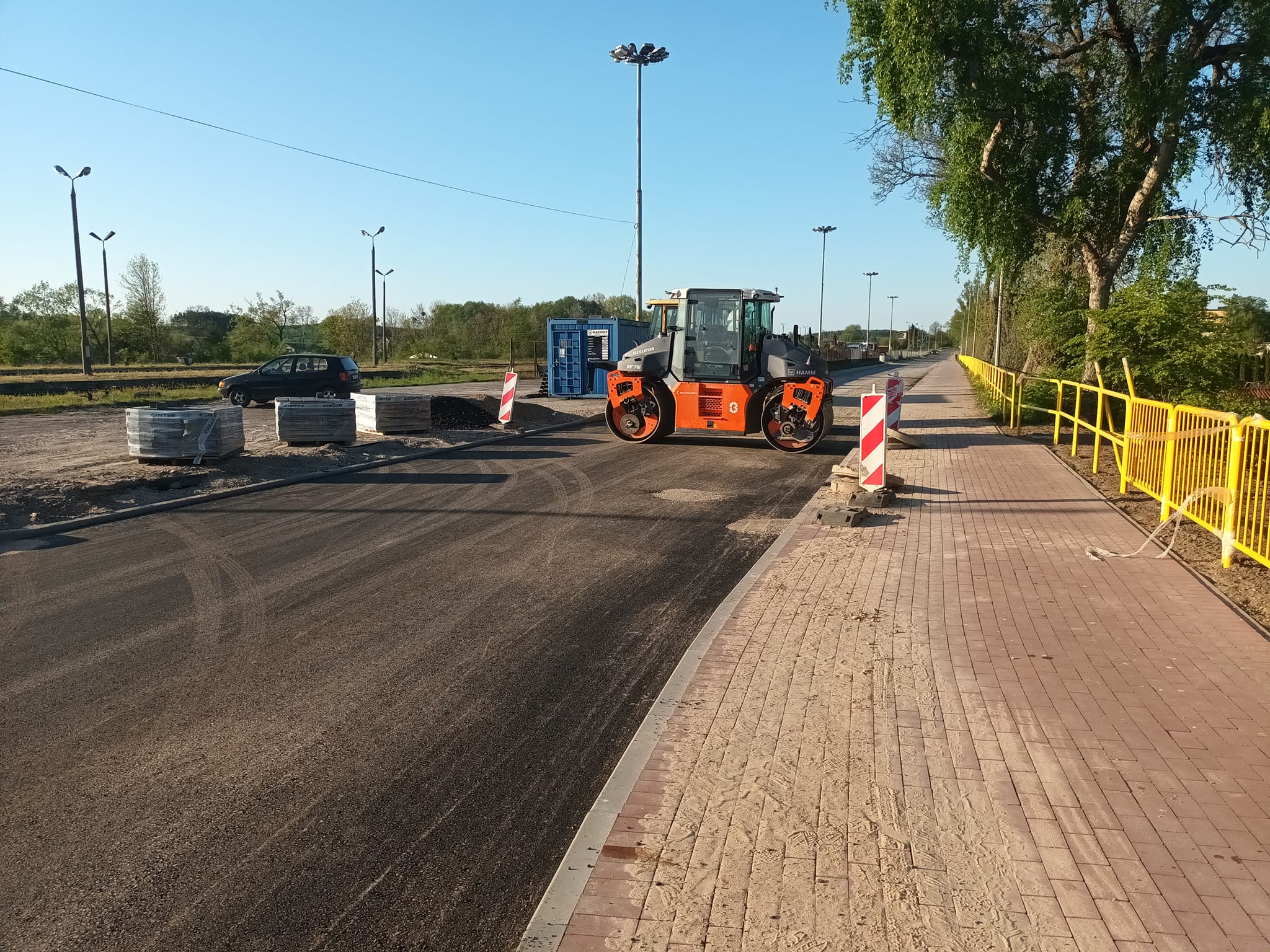 Dobiega końca przebudowa ulicy Dworcowej w Więcborku, obecnie wylewany jest nowy asfalt w trzech warstwach - Photo - Tomasz Roman Bracka 