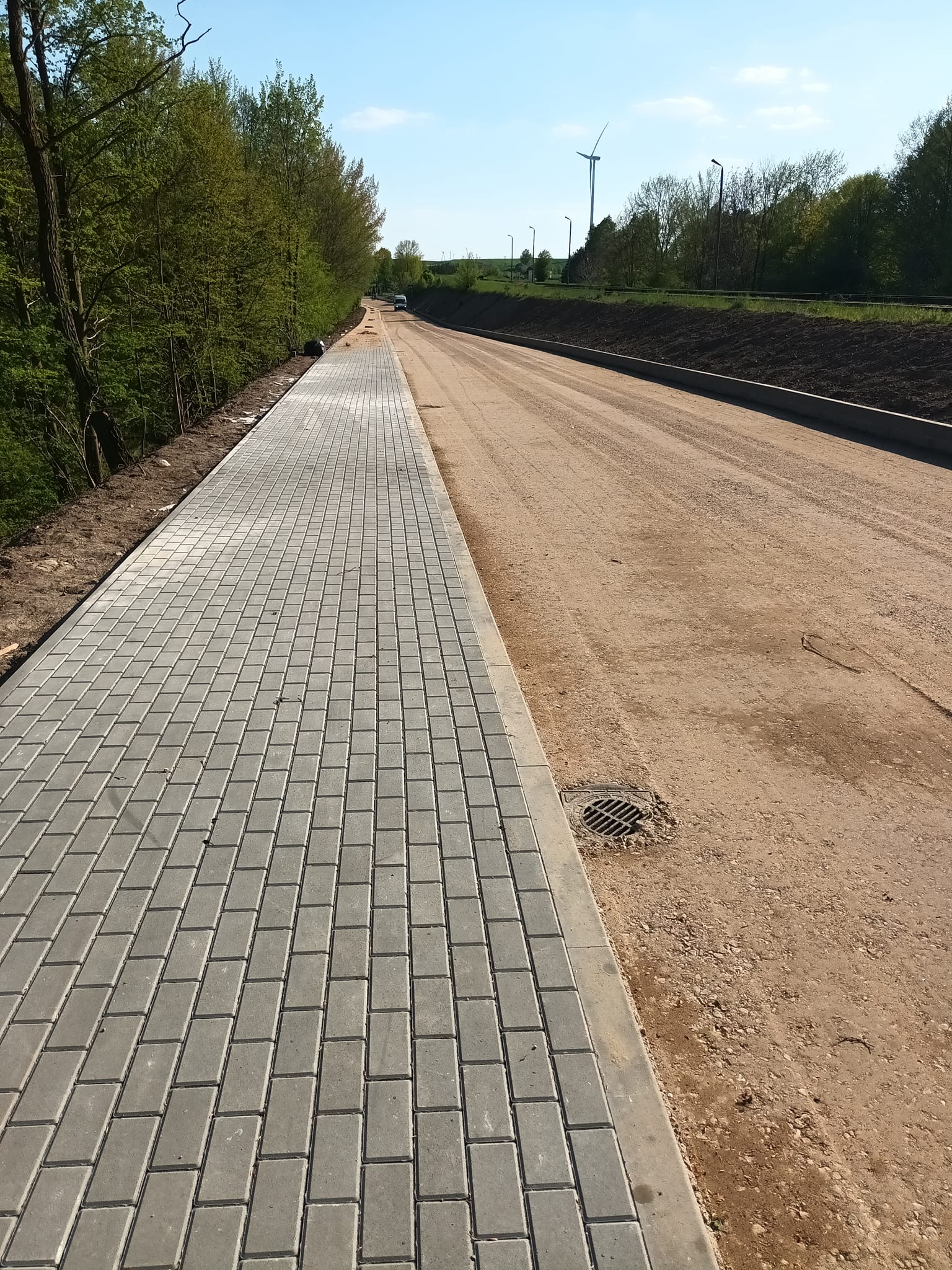 Dobiega końca przebudowa ulicy Dworcowej w Więcborku, obecnie wylewany jest nowy asfalt w trzech warstwach - Photo - Tomasz Roman Bracka