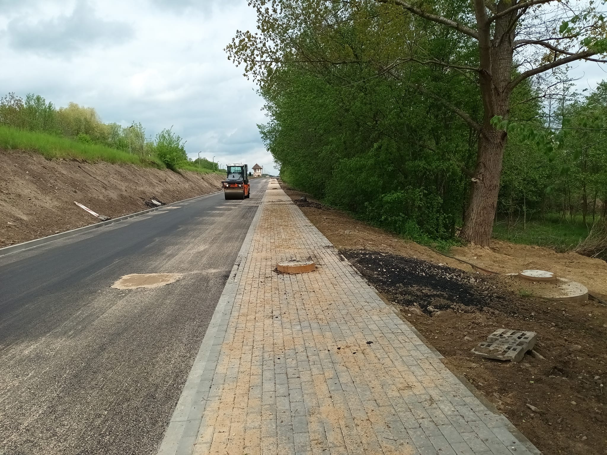 Dobiega końca przebudowa ulicy Dworcowej w Więcborku, obecnie wylewany jest nowy asfalt w trzech warstwach - Photo  Tomasz Roman Bracka