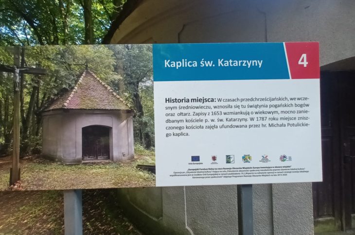 Upamiętniono tablicą prastarą świątynie pogańskich bogów z ołtarzem z czasów przedchrześcijańskich i miejsce pierwszego kościoła katolickiego w Więcborku