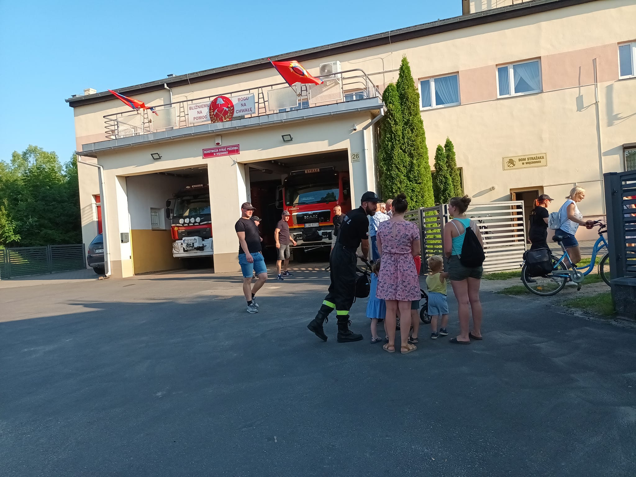 Kolejny nowy wóz strażacki właśnie przybył do Więcborka i będzie służył więcborskim strażakom. Gdyby nie Rząd PiS i jego wsparcie finansowe dla OSP to strażacy by rowerami jeździli do pożarów. Tomasz Roman Bracka