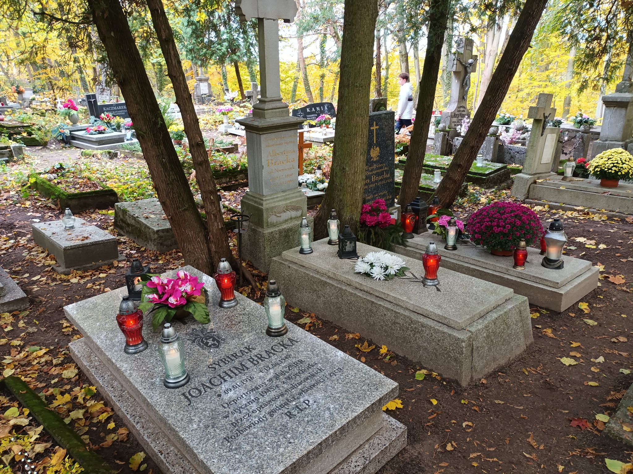 Wszystkich Świętych AD 2023r na Cmentarzu Parafialnym w Więcborku Tomasz Roman Bracka